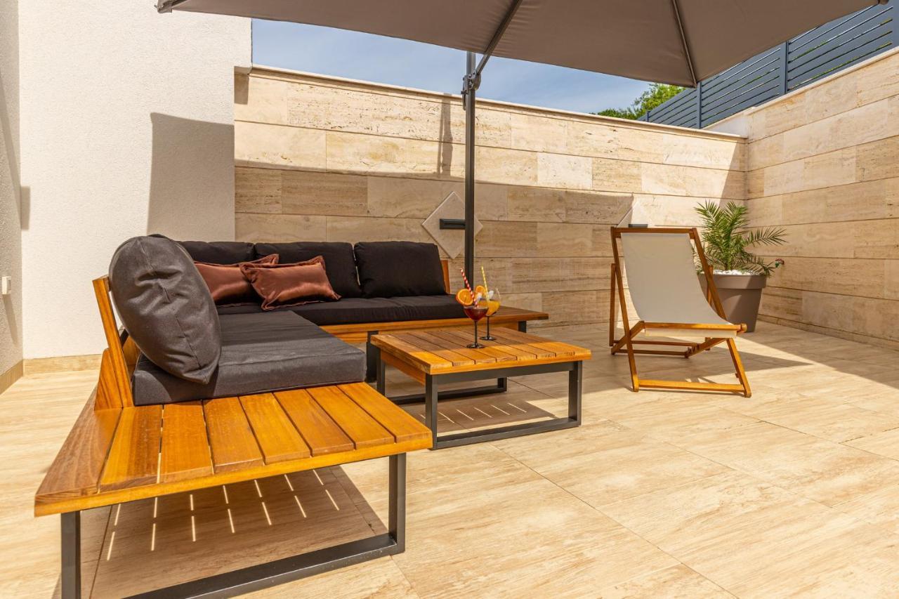 Villa Marassi With Heated Pool, Hot Tub And Sauna Цриквениця Екстер'єр фото