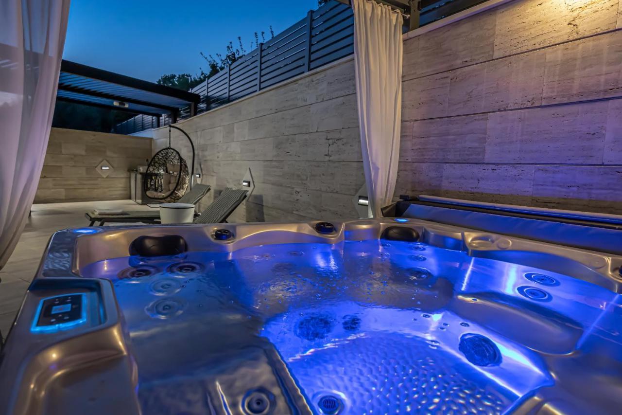 Villa Marassi With Heated Pool, Hot Tub And Sauna Цриквениця Екстер'єр фото