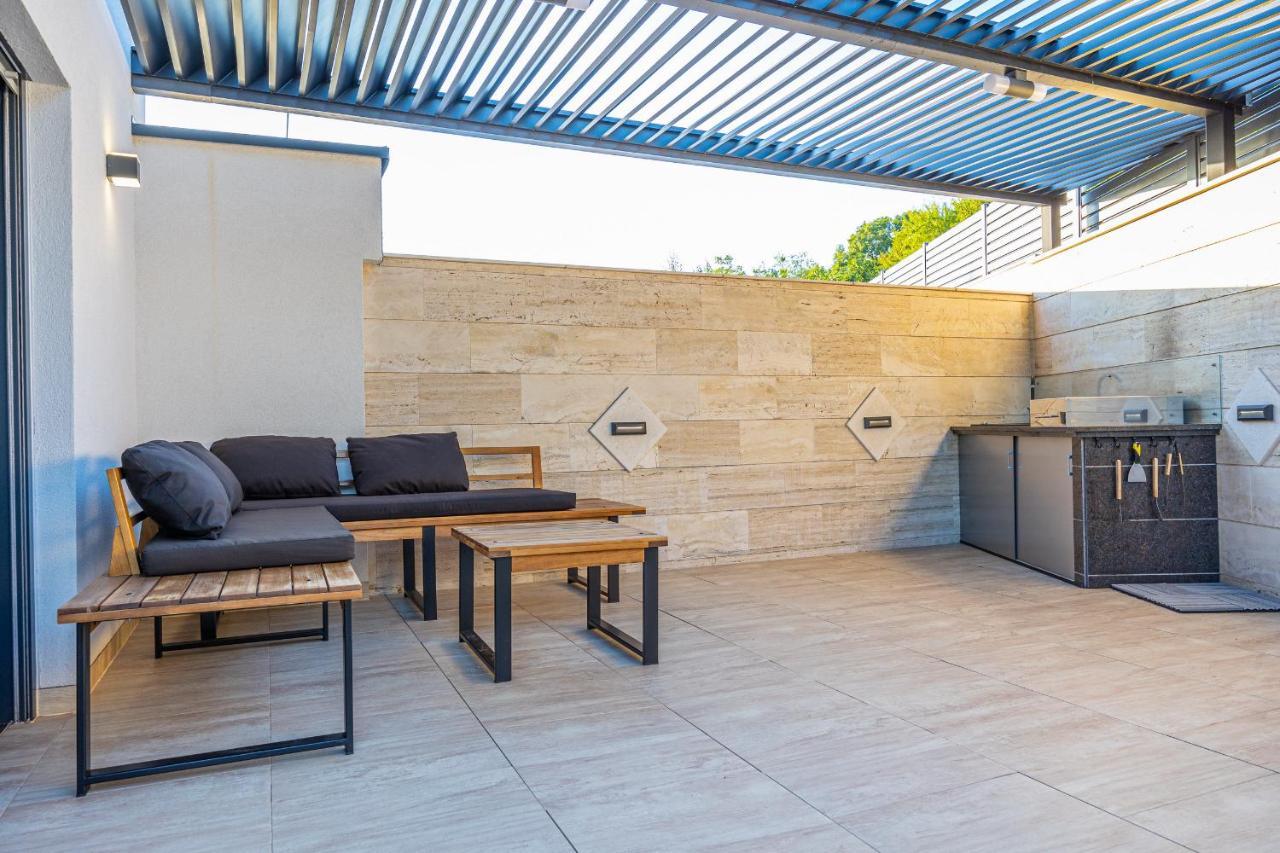 Villa Marassi With Heated Pool, Hot Tub And Sauna Цриквениця Екстер'єр фото